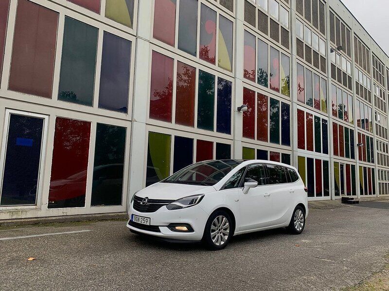 Vit Begagnad 2016 Opel Zafira Tourer Minibuss | 164 900 kr (Lite dyr) - Bild 1/4