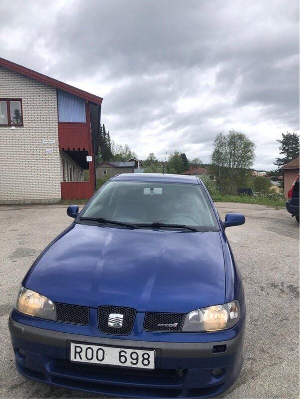 Blå Begagnad 2000 Cupra Ibiza Halvkombi | 18 000 kr - Bild 1/4
