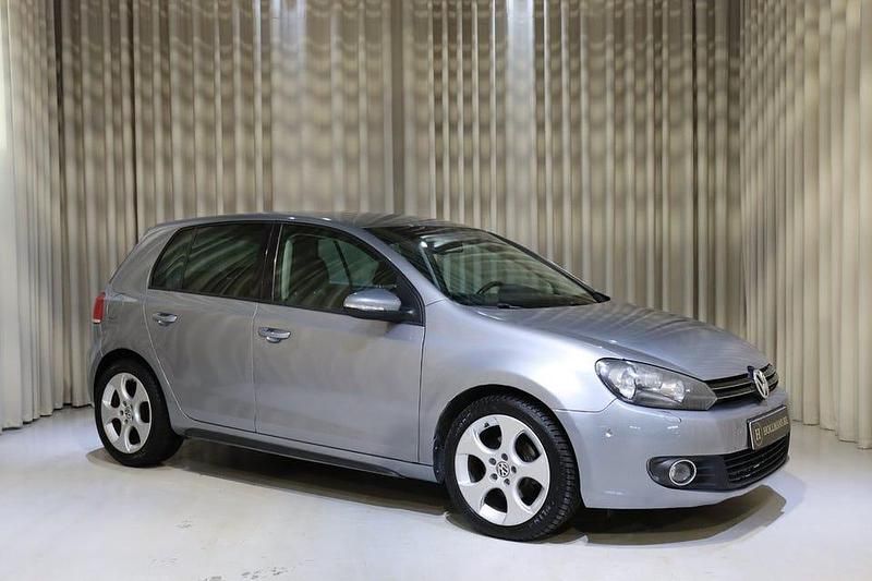 Grå Begagnad 2010 VW Golf VI Comfortline Halvkombi | 49 900 kr (Marknadspris) - Bild 1/4