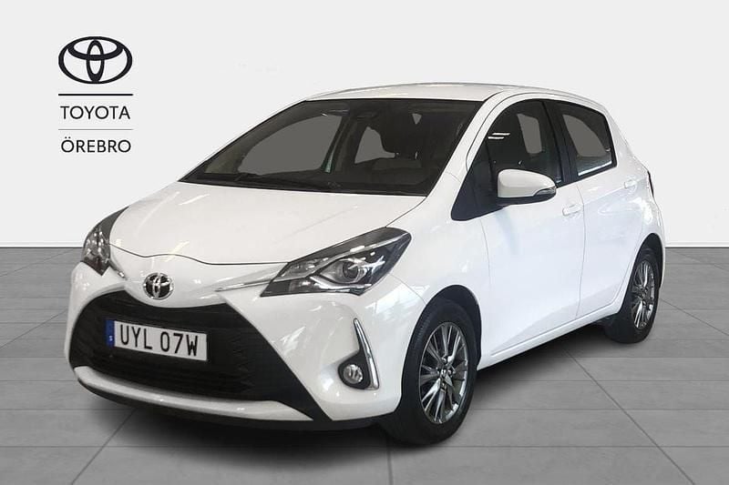 Vit Begagnad 2019 Toyota Yaris Active Halvkombi | 149 900 kr (Marknadspris) - Bild 1/4