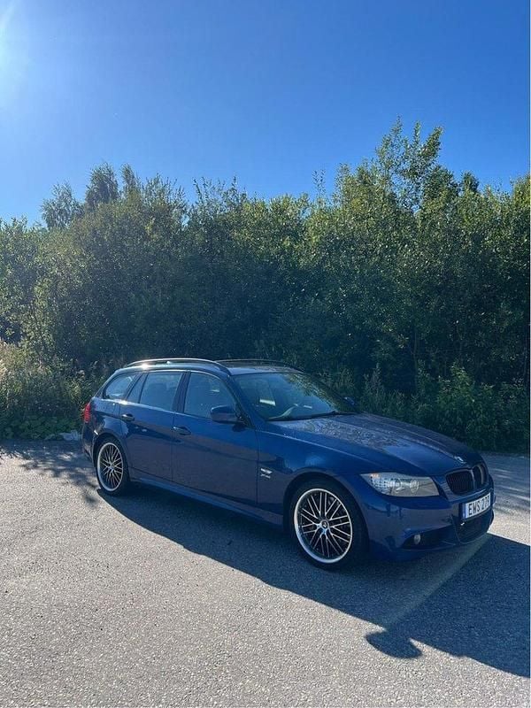 Blå Begagnad 2009 BMW 330 M Sport Kombi | 115 000 kr (Marknadspris) - Bild 1/3