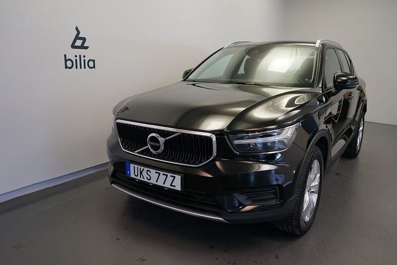 Svart Begagnad 2022 Volvo XC40 Momentum SUV | 259 500 kr (Marknadspris) - Bild 1/3