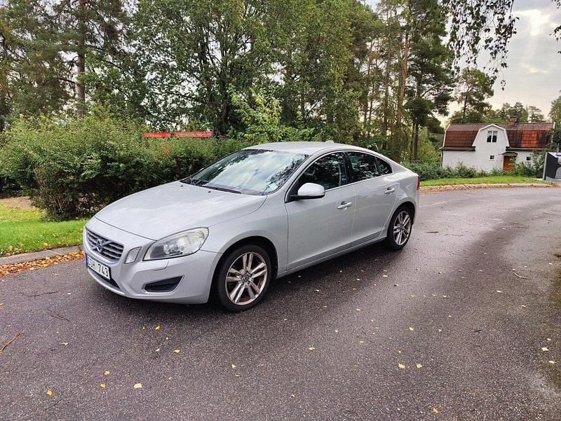 Grå Begagnad 2011 Volvo S60 Summum Sedan | 87 000 kr (Bra pris) - Bild 1/4