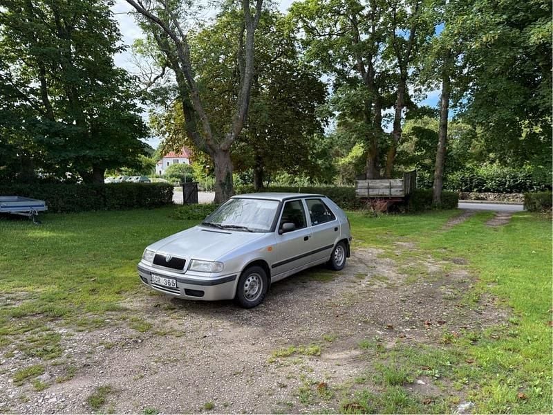 Silver Begagnad 2001 Skoda Felicia Halvkombi | 14 000 kr - Bild 1/4