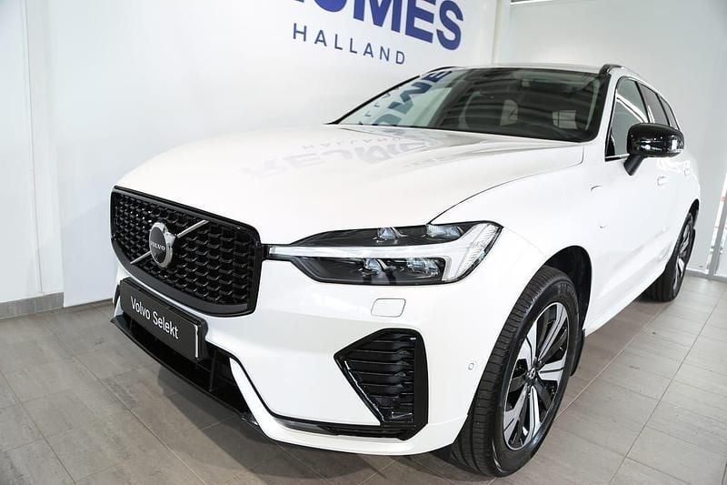 Vit Begagnad 2025 Volvo XC60 Plus SUV | 549 500 kr (Marknadspris) - Bild 1/4