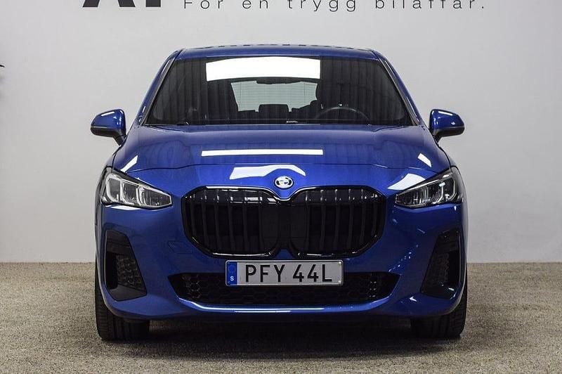 Begagnad BMW 225 Active Tourer M Sport 245 HK (180 kW) 2023 Blå Minibuss