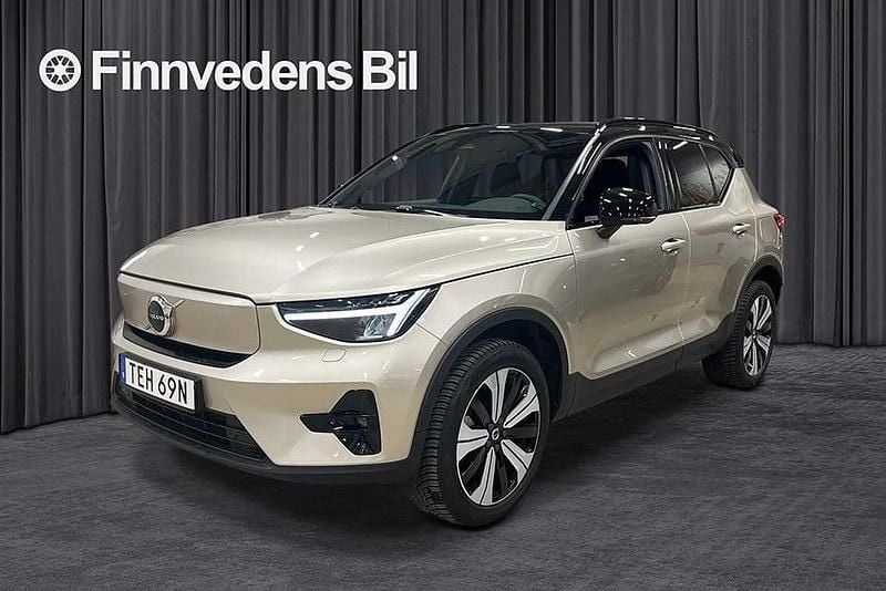 Ljusgrå Begagnad 2022 Volvo XC40 Plus SUV | 328 800 kr (Superpris) - Bild 1/4