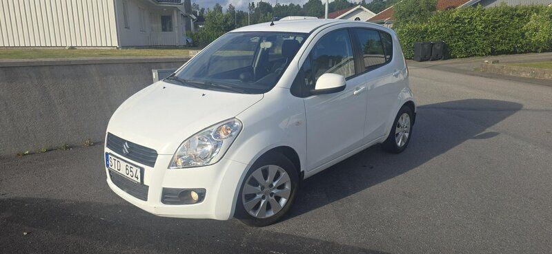 Vit Begagnad 2010 Suzuki Splash Halvkombi | 59 900 kr - Bild 1/4