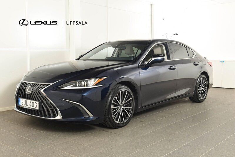 Mörkblå (deep blue metallic) Begagnad 2023 Lexus ES300H Executive Line Sedan | 449 900 kr (Dyr) - Bild 1/4
