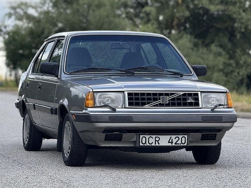 Ljusgrå Begagnad 1988 Volvo 360 Sedan | 49 900 kr - Bild 1/4