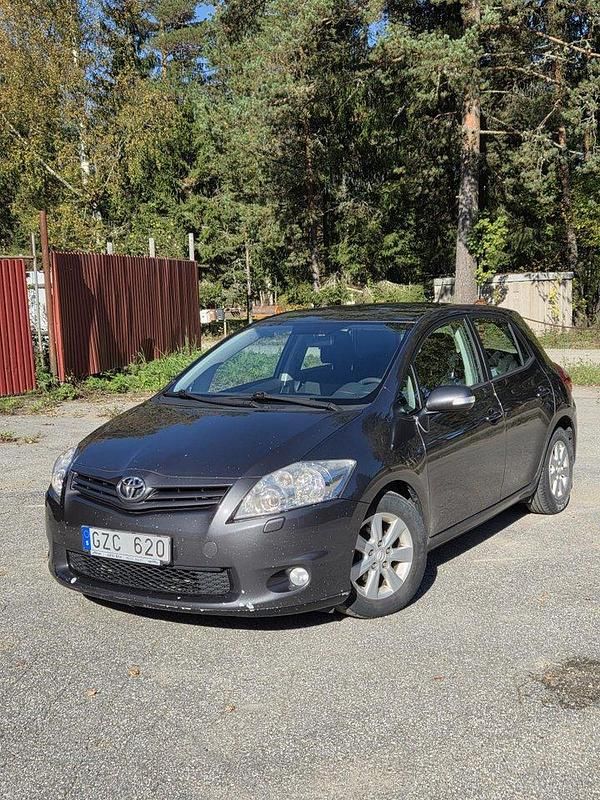 Grå Begagnad 2011 Toyota Auris Plus Halvkombi | 40 000 kr (Bra pris) - Bild 1/4