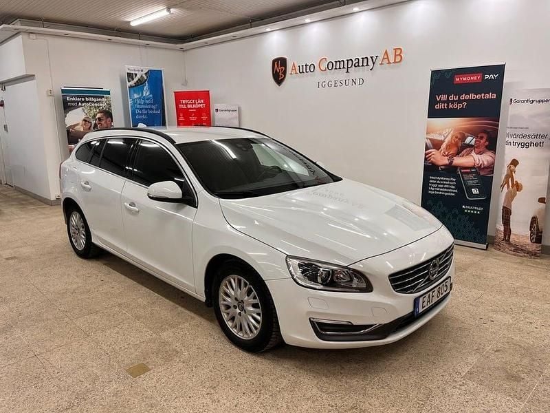 Vit Begagnad 2015 Volvo V60 Momentum Kombi | 119 900 kr - Bild 1/4