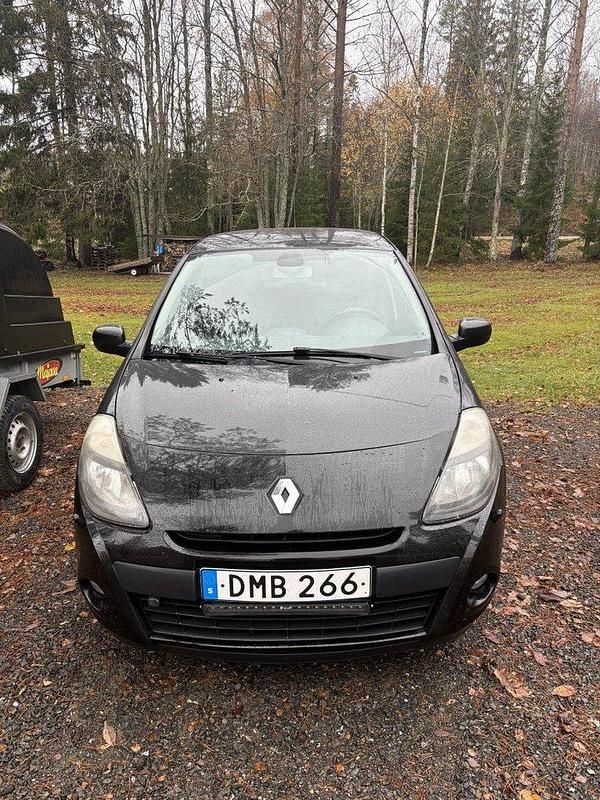 Svart Begagnad 2010 Renault Clio R.S. Halvkombi | 30 000 kr (Marknadspris) - Bild 1/4