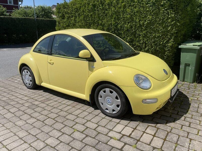 Gul Begagnad 2000 VW Beetle Highline Halvkombi | 18 000 kr (Marknadspris) - Bild 1/4