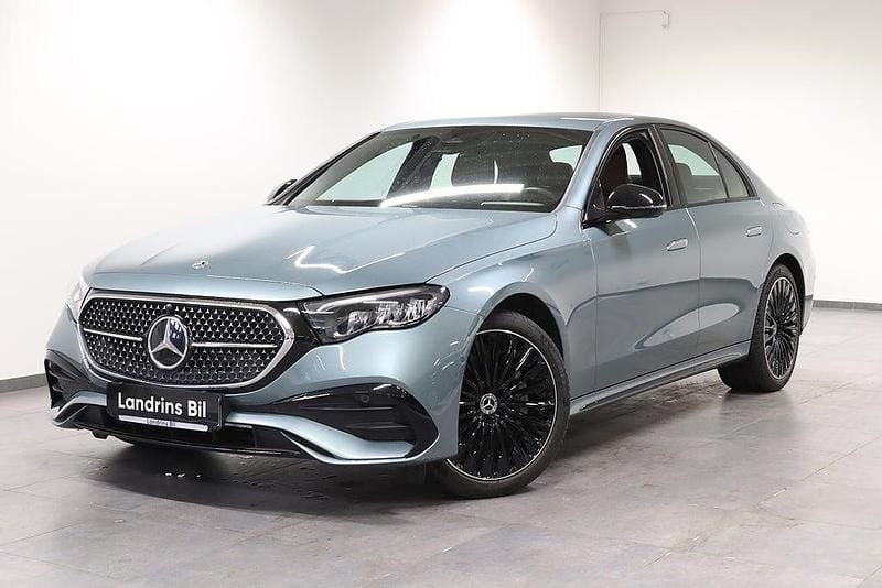 Grön (verdesilver metallic) Begagnad 2024 Mercedes E300 AMG line Sedan | 729 000 kr (Dyr) - Bild 1/4