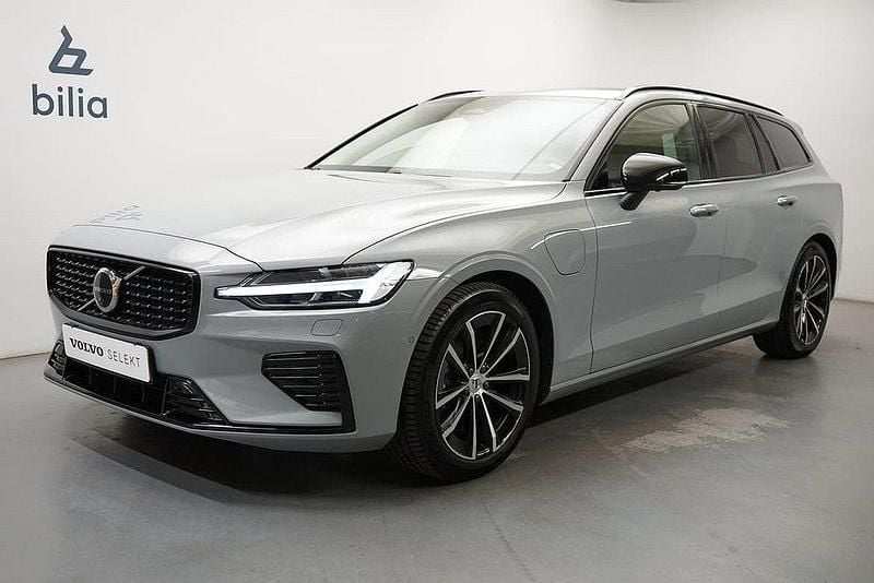 Grå Begagnad 2024 Volvo V60 Plus Kombi | 489 900 kr (Marknadspris) - Bild 1/3