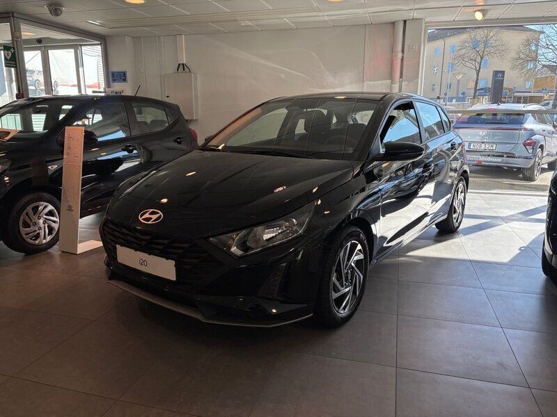 Svart Ny 2024 Hyundai i20 Essential Halvkombi | 226 900 kr (Marknadspris) - Bild 1/4