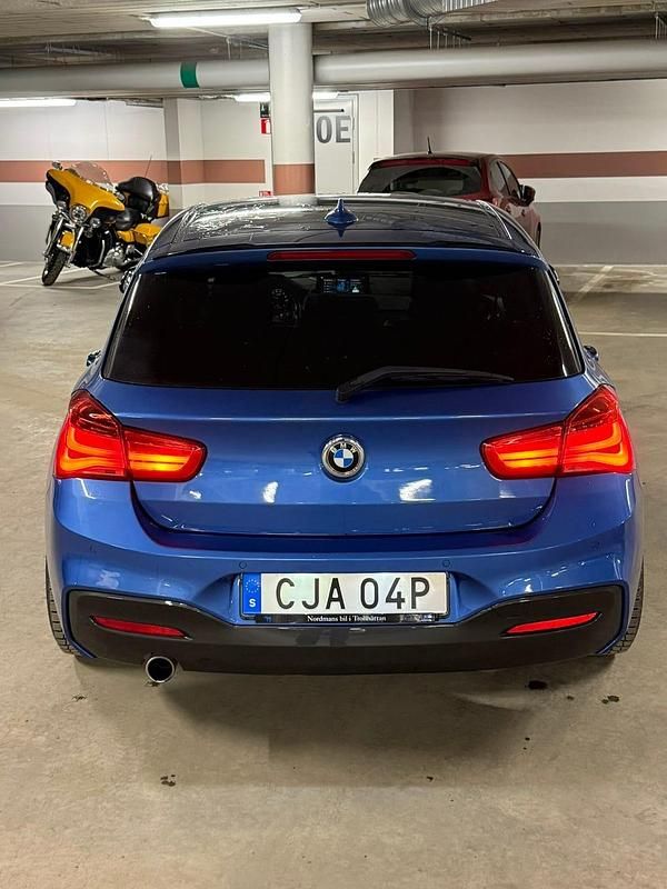 Begagnad 2019 BMW 118 Halvkombi | 165 000 kr (Marknadspris) - Bild 1/4