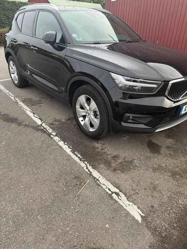 Svart Begagnad 2021 Volvo XC40 Momentum SUV | 310 000 kr (Marknadspris) - Bild 1/4