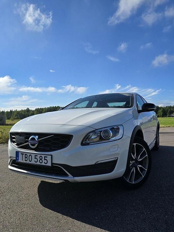 Vit Begagnad 2018 Volvo S60 CC Momentum Sedan | 230 000 kr - Bild 1/4