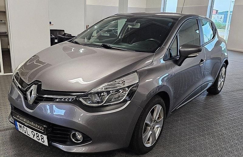 Grå Begagnad 2015 Renault Clio IV Bose Edition Halvkombi | 79 900 kr (Marknadspris) - Bild 1/4