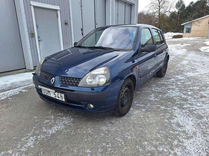 Begagnad Renault Clio II 75 HK (55 kW) 2004 Halvkombi