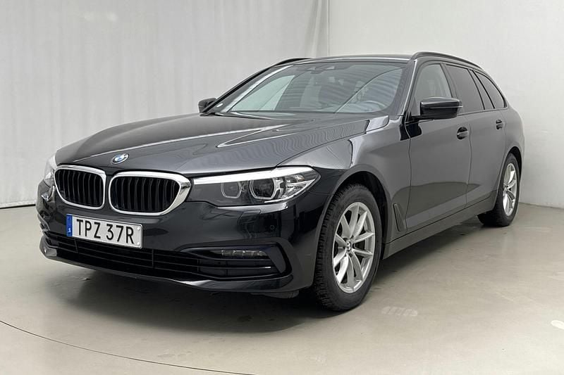 Svart Begagnad 2020 BMW 520 Comfort Edition Kombi | 262 800 kr (Superpris) - Bild 1/4