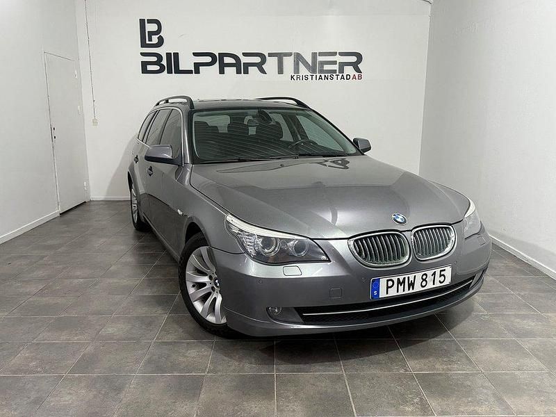 Grå Begagnad 2010 BMW 520 Kombi | 72 900 kr (Superpris) - Bild 1/4