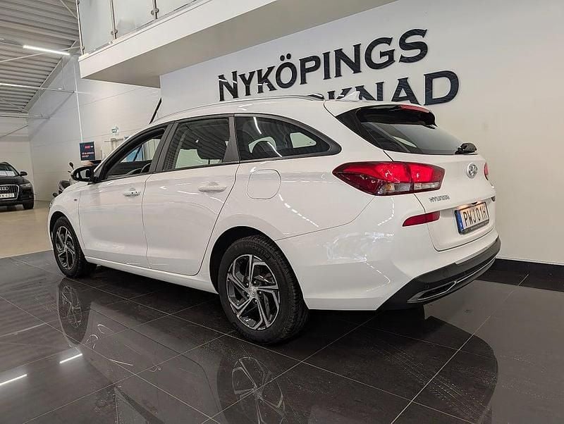 Begagnad Hyundai i30 Essential 120 HK (88 kW) 2023 Vit Kombi