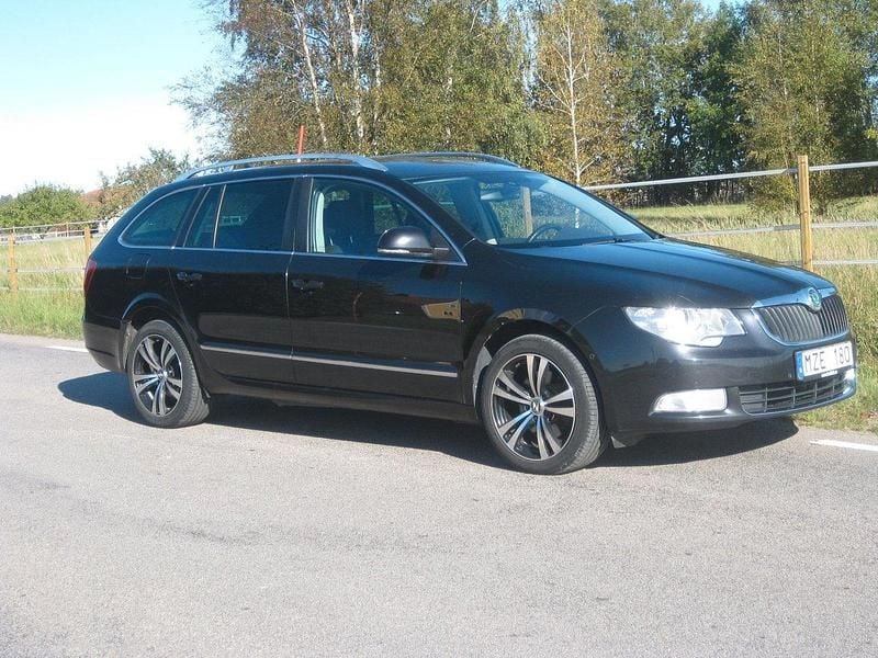 Svart Begagnad 2012 Skoda Superb Elegance Kombi | 74 900 kr (Lite dyr) - Bild 1/4
