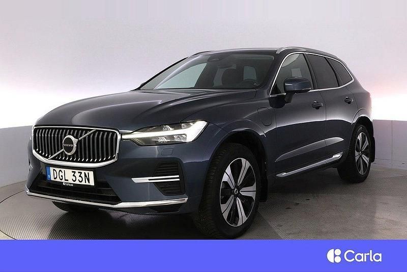 Mörkblå (blå) Begagnad 2022 Volvo XC60 Plus SUV | 504 900 kr (Marknadspris) - Bild 1/4