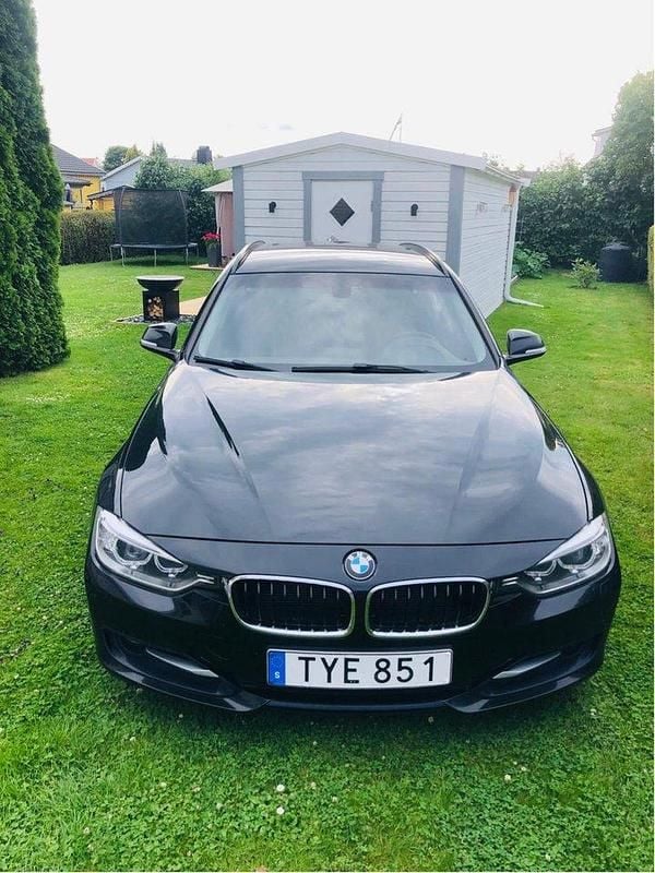 Svart Begagnad 2015 BMW 318 Performance Kombi | 129 000 kr (Marknadspris) - Bild 1/4