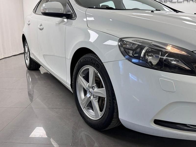 Begagnad Volvo V40 Kinetic 122 HK (89 kW) 2017 Vit Halvkombi