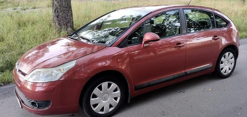 Röd Begagnad 2005 Citroën C4 Halvkombi | 18 000 kr (Marknadspris) - Bild 1/4