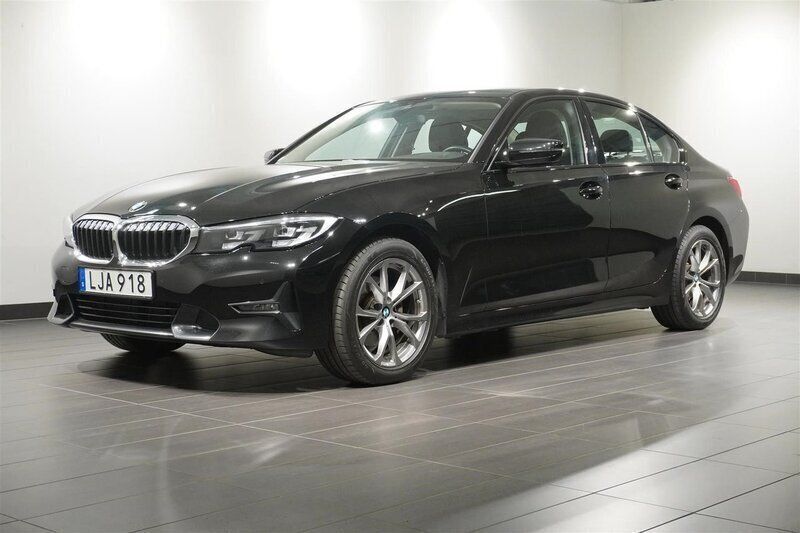 Svart Begagnad 2021 BMW 320 Shadowline Sedan | 314 800 kr (Superpris) - Bild 1/4