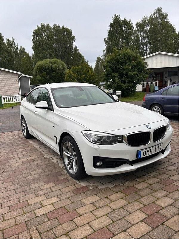 Vit Begagnad 2014 BMW 320 Gran Turismo Sport Line Halvkombi | 164 900 kr (Marknadspris) - Bild 1/4