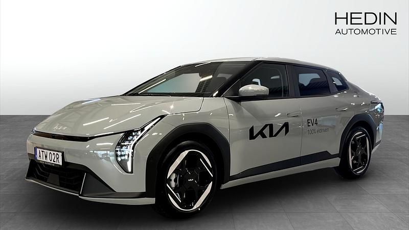 Grön (green) Ny 2025 Kia EV4 Plus Halvkombi | 594 900 kr (Dyr) - Bild 1/4