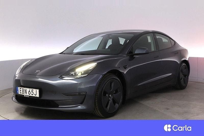 Grå Begagnad 2021 Tesla Model 3 Long Range AWD Sedan | 324 900 kr (Marknadspris) - Bild 1/4