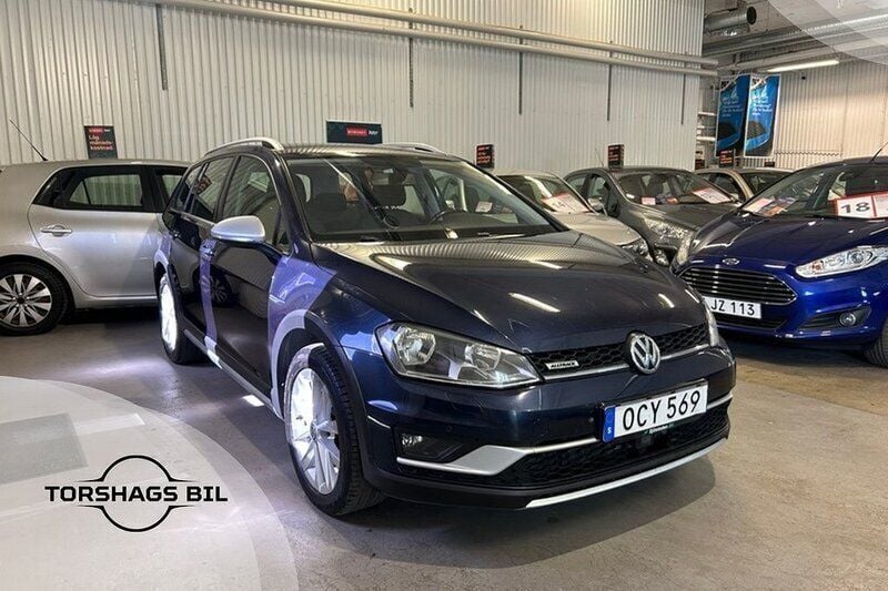 Mörkblå (blå) Begagnad 2016 VW Golf Alltrack Kombi | 139 900 kr (Dyr) - Bild 1/4
