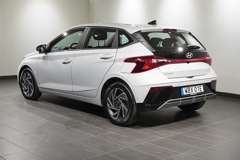 Begagnad Hyundai i20 Essential 101 HK (74 kW) 2024 Grå Halvkombi