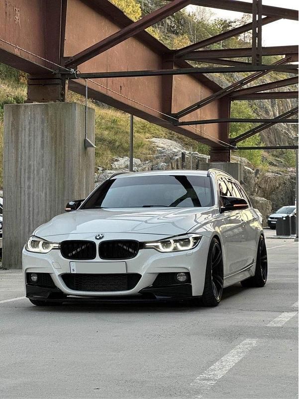 Vit Begagnad 2018 BMW 320 M Sport Kombi | 215 000 kr (Marknadspris) - Bild 1/4