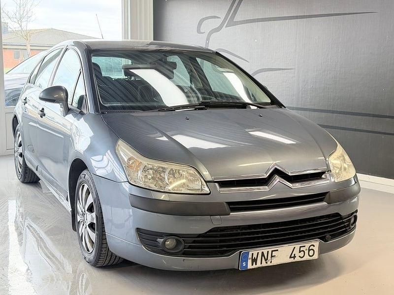 Silver Begagnad 2005 Citroën C4 Halvkombi | 24 900 kr (Marknadspris) - Bild 1/3