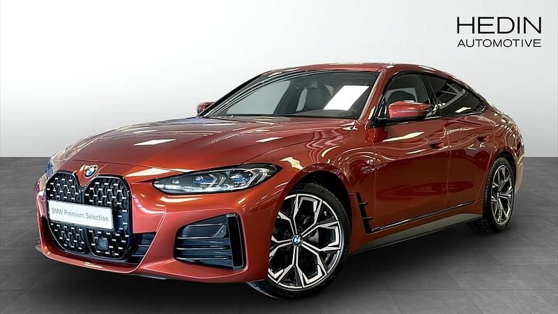 Orange Begagnad 2022 BMW 420 M Sport Sedan | 434 700 kr (Marknadspris) - Bild 1/4