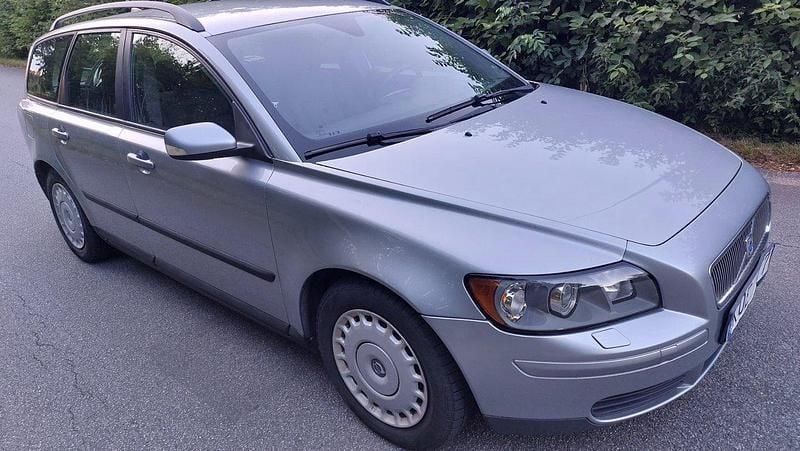 Silver Begagnad 2006 Volvo V50 Kombi | 26 000 kr - Bild 1/4