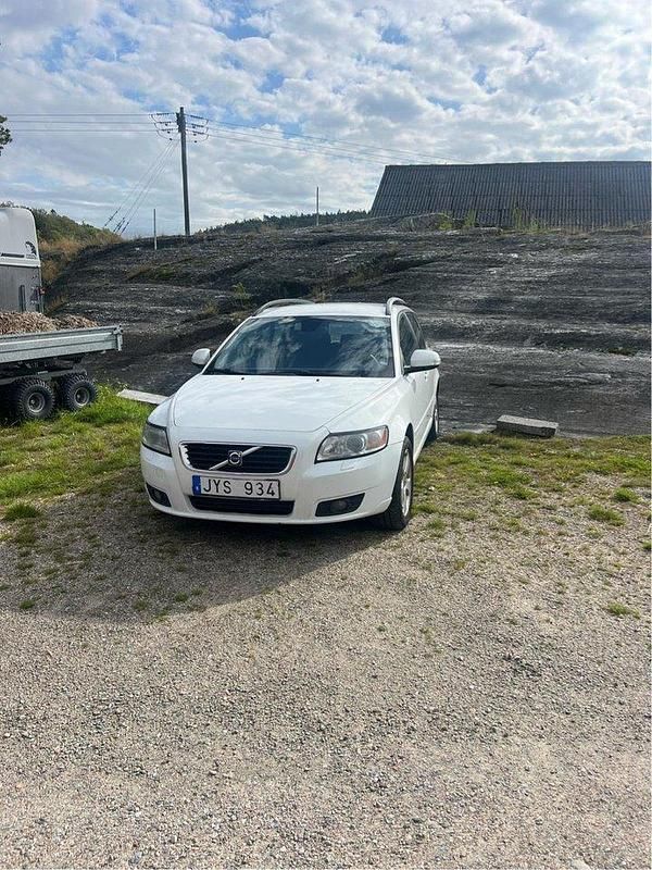Vit Begagnad 2010 Volvo V50 Momentum Kombi | 22 000 kr (Superpris) - Bild 1/4