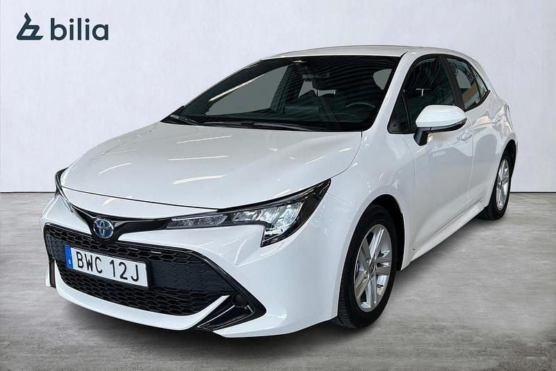 Vit Begagnad 2022 Toyota Corolla Hybrid Active Halvkombi | 249 900 kr (Marknadspris) - Bild 1/3