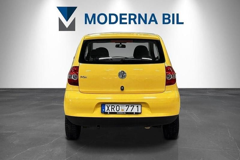 Begagnad VW Fox 54 HK (39 kW) 2005 Gul Halvkombi