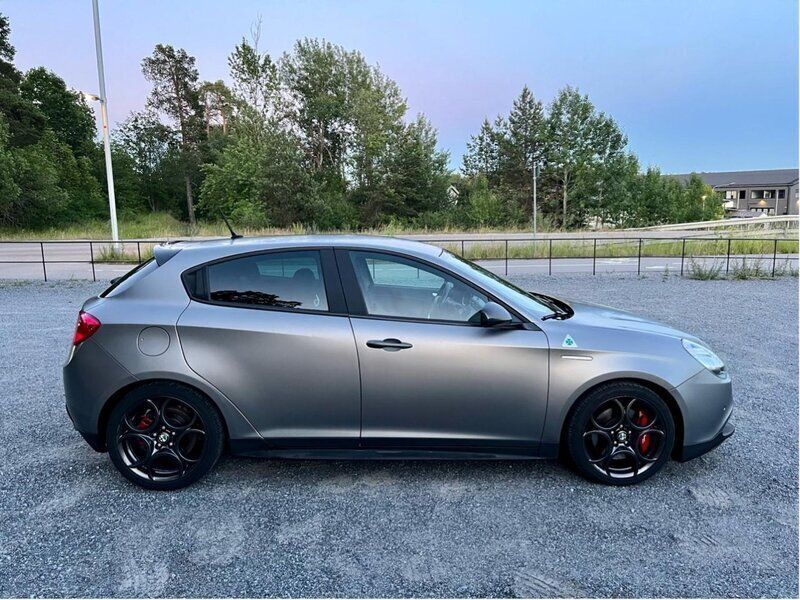 Grå Begagnad 2015 Alfa Romeo Giulietta Quadrifoglio Verde Halvkombi | 159 000 kr (Marknadspris) - Bild 1/4