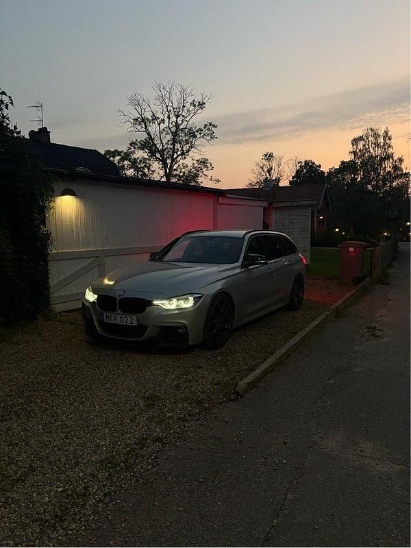 Silver Begagnad 2016 BMW 320 M Sport Kombi | 220 000 kr (Lite dyr) - Bild 1/3