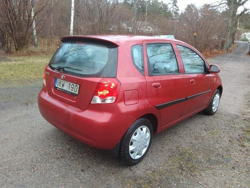 Begagnad Chevrolet Kalos 94 HK (69 kW) 2004 Röd Halvkombi